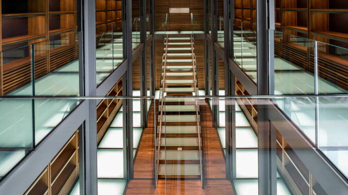 Design-Glastreppe mit umlaufender Brüstung und Glasboden von LENDEROTH
