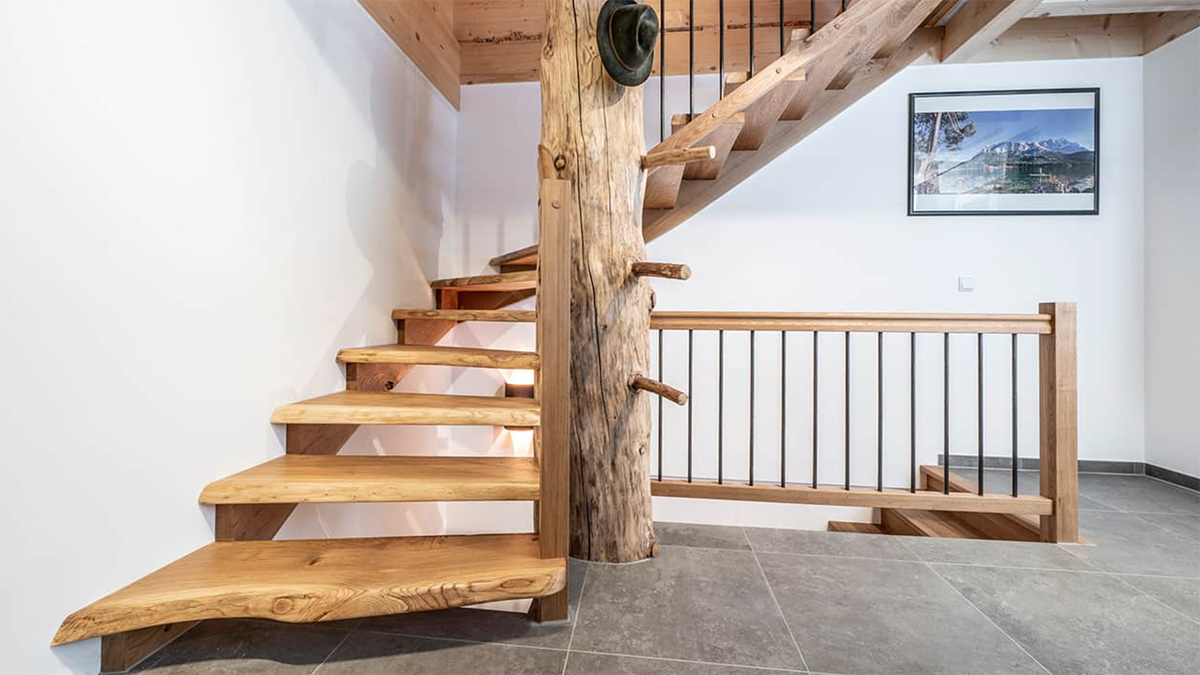 Viertelgewendelte offene Treppe mit Fichtenstamm als Treppenauge von OSWALD Treppenbau 
