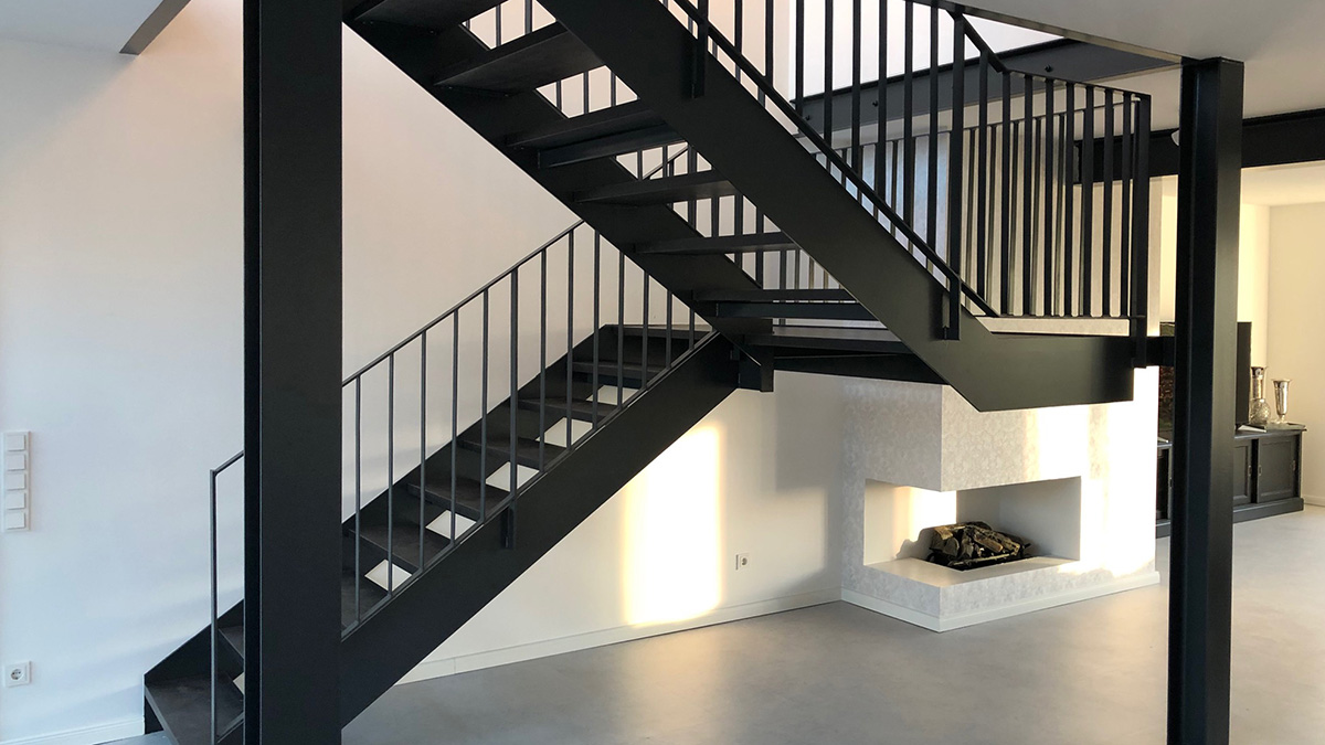 Moderne Podesttreppe mit geraden Geländerstäben von Treppenstudio RAUCH