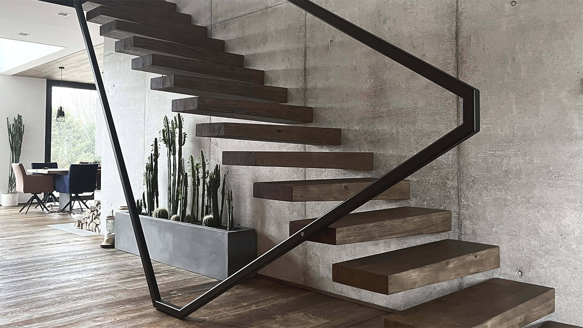 Moderne Kragarmtreppe mit Massivholzstufen und Designgeländer von KERN Stahl- und Metallbau