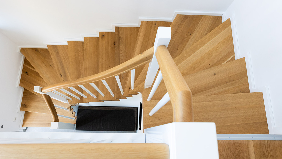 Verkleidete Betontreppe mit Stufen und Handlauf in Eiche farblos geölt von POTRYKUS Treppen-Konzepte
