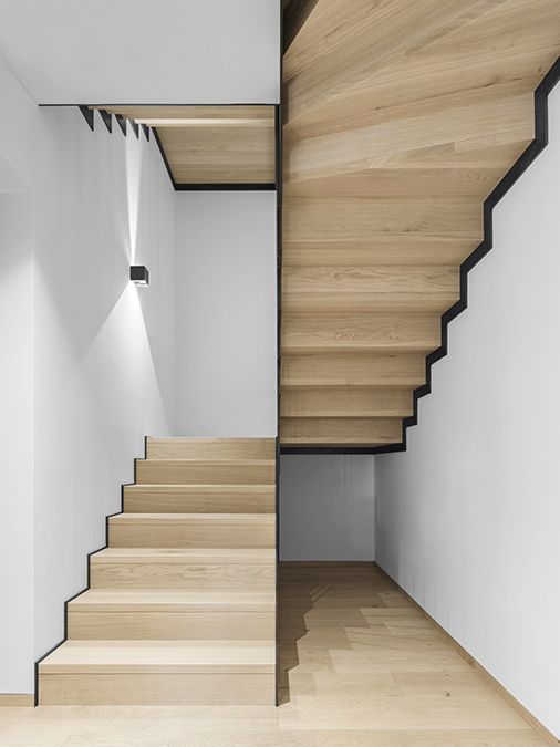 Designtreppe mit Wangen aus Schwarzstahl und Massivholzstufen in Eiche von REICHHALTER Treppen