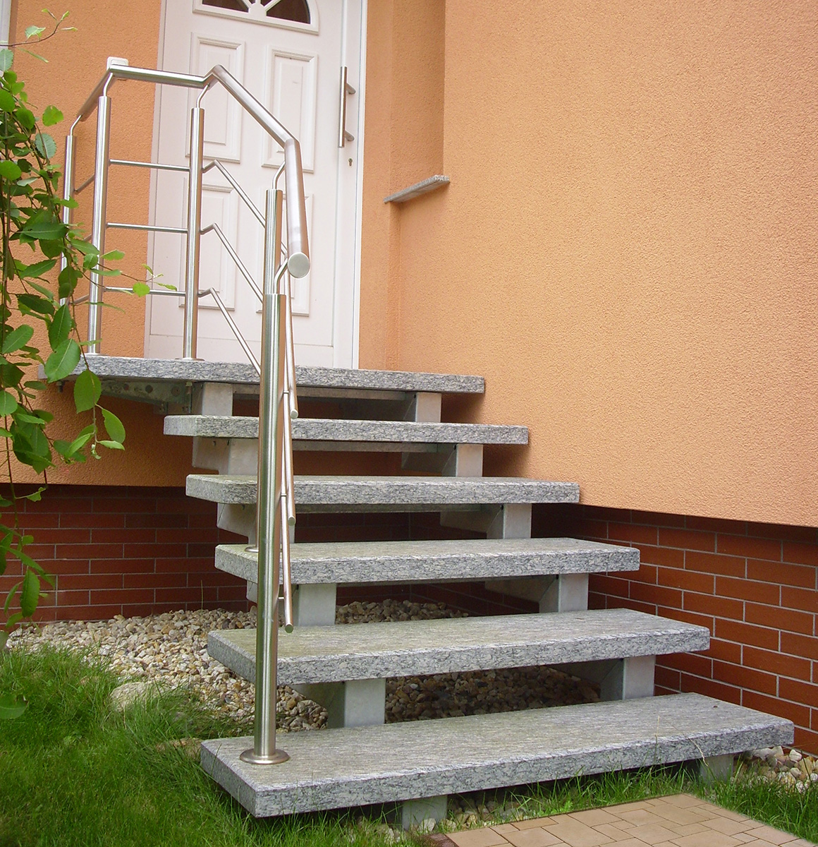 Freitragende Außentreppe mit Edelstahlgeländer von FIMEXO GmbH