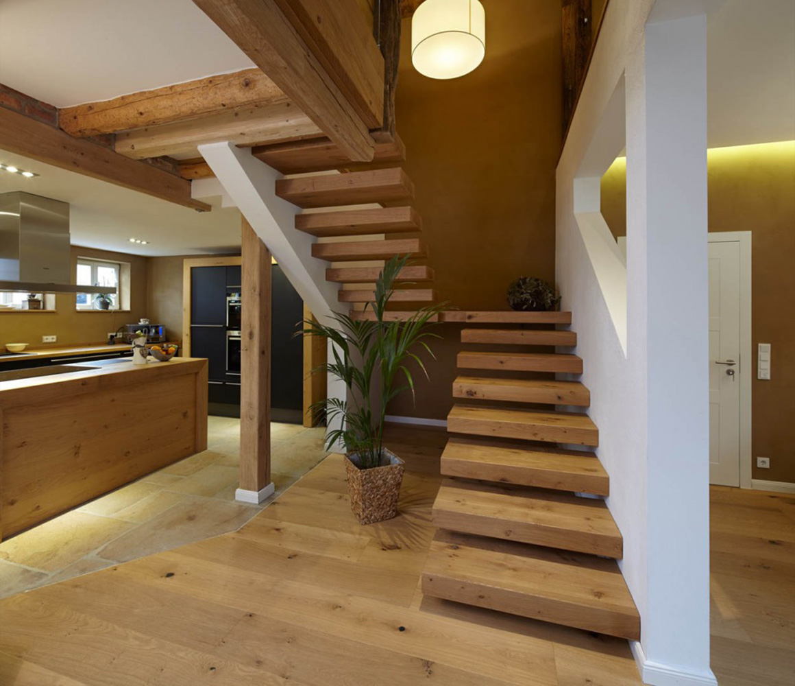 Freischwebende Kragarmtreppe aus Holz von HEGERS - Ihre Treppe