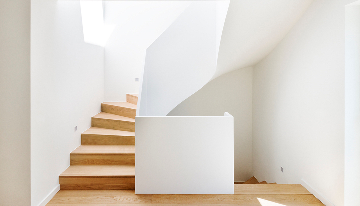 Moderne Designtreppe mit Holzstufen von Schmidmayer Treppenbau