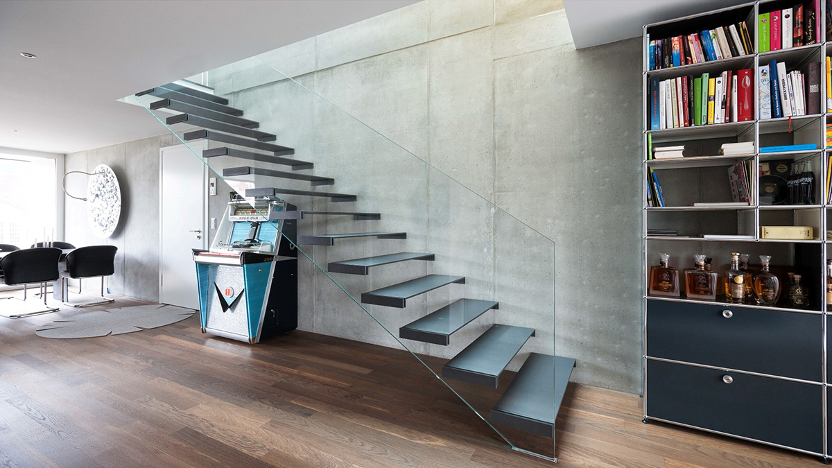 Geradlinige Glaswangentreppe mit Stufen aus Stahl von Gyger Metallbau AG