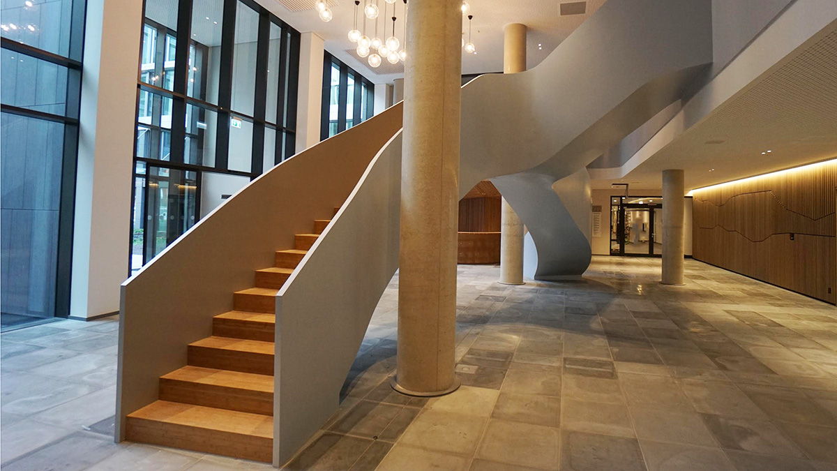 Dreiläufige Designtreppe mit Zwischenpodest von Paul Kellermann Metallbau
