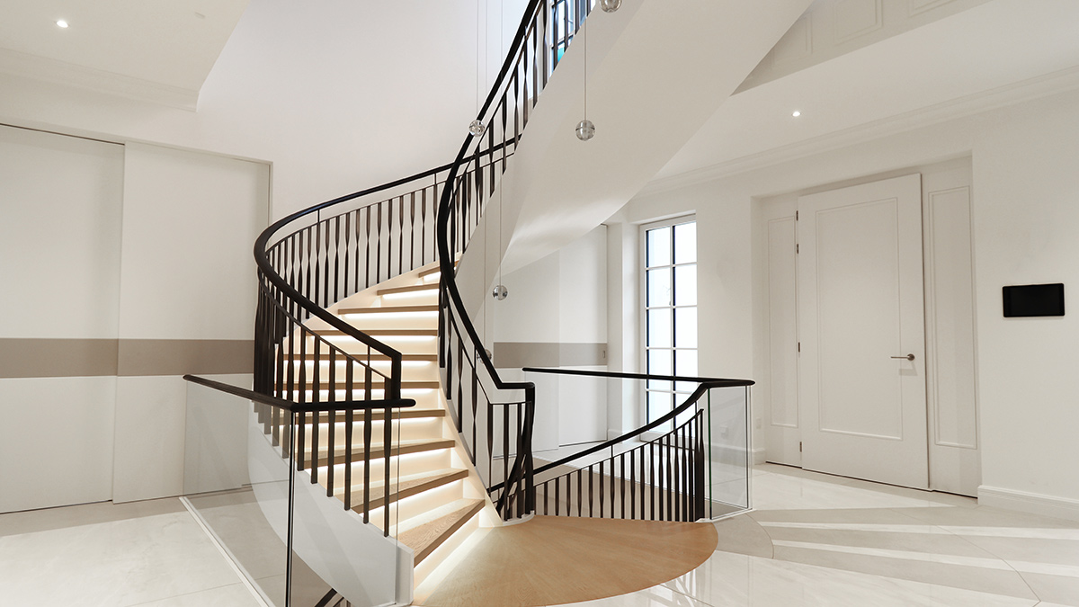 Elegante Wendeltreppe mit Treppenbeleuchtung von Treppenbau Diehl