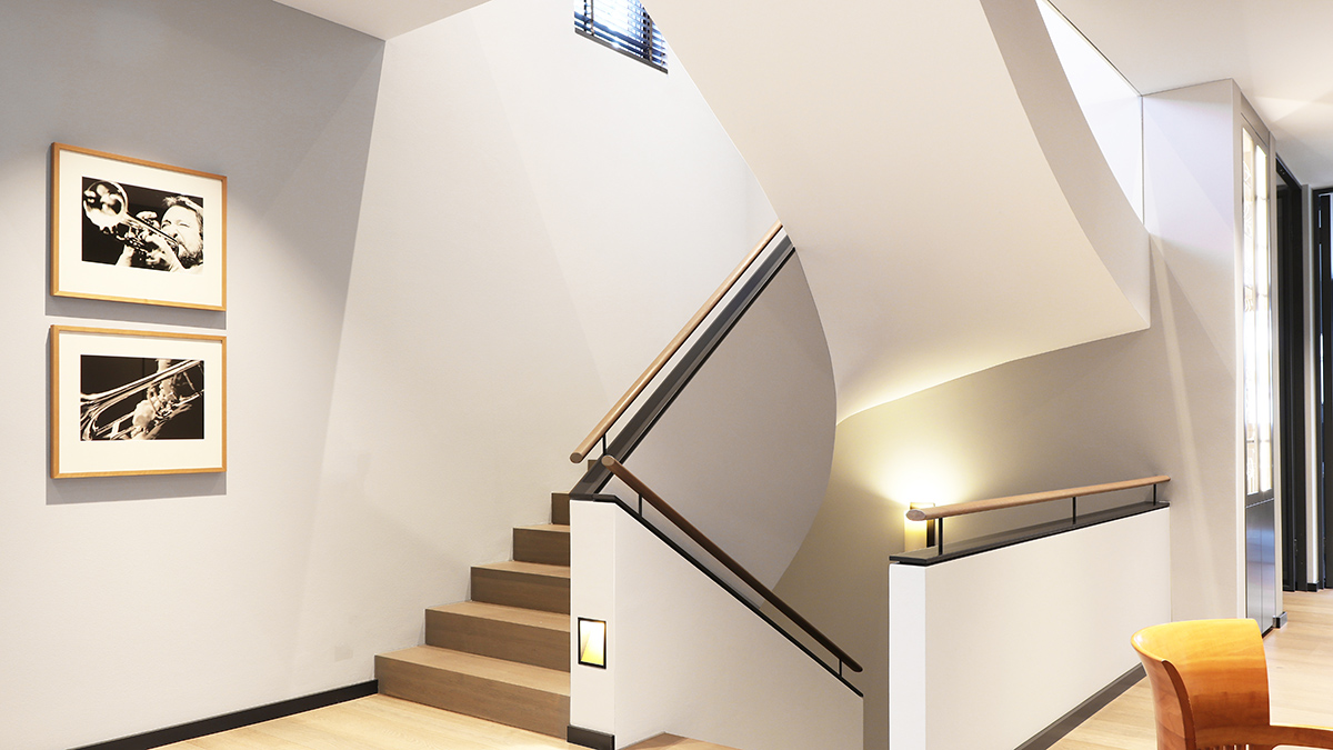 Gewendelte Designtreppe in einer Villa von Treppenbau Diehl