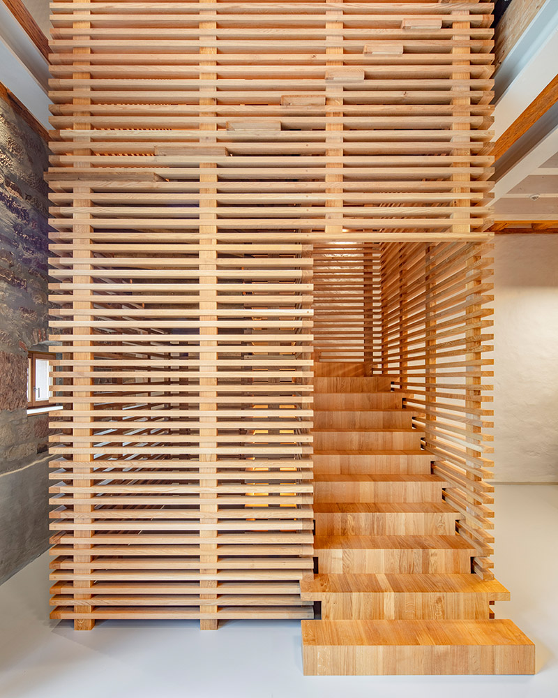 Skulpturale Holztreppe in einem denkmalgeschützten Gebäude