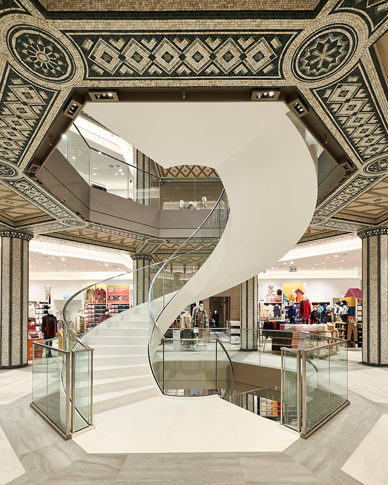Dreigeschossige Wendeltreppe eines Einkaufszentrums